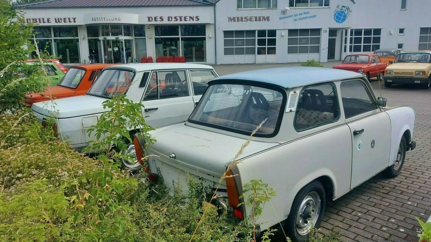 Das Oldtimermuseum in Calau wurde 2006 eröffnet und umfasst eine sehr umfangreiche Ausstellung mit mehr als 150 historischen Fahrzeugen sowie anderen Unikaten und Alltagsgegenständen des Ostens.