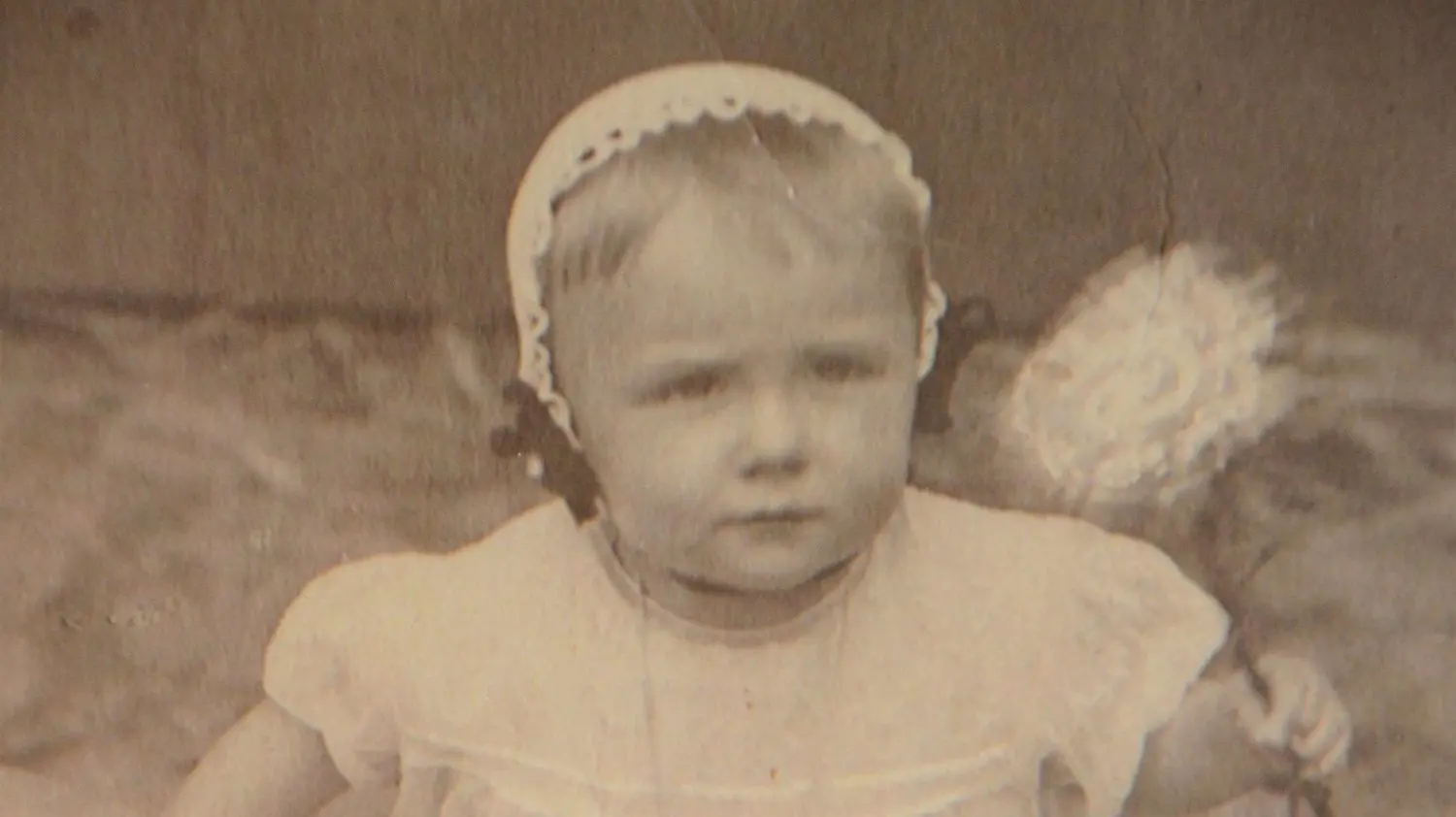 Ein schon historisches Foto zeigt die 102-Jährige als Kleinkind.