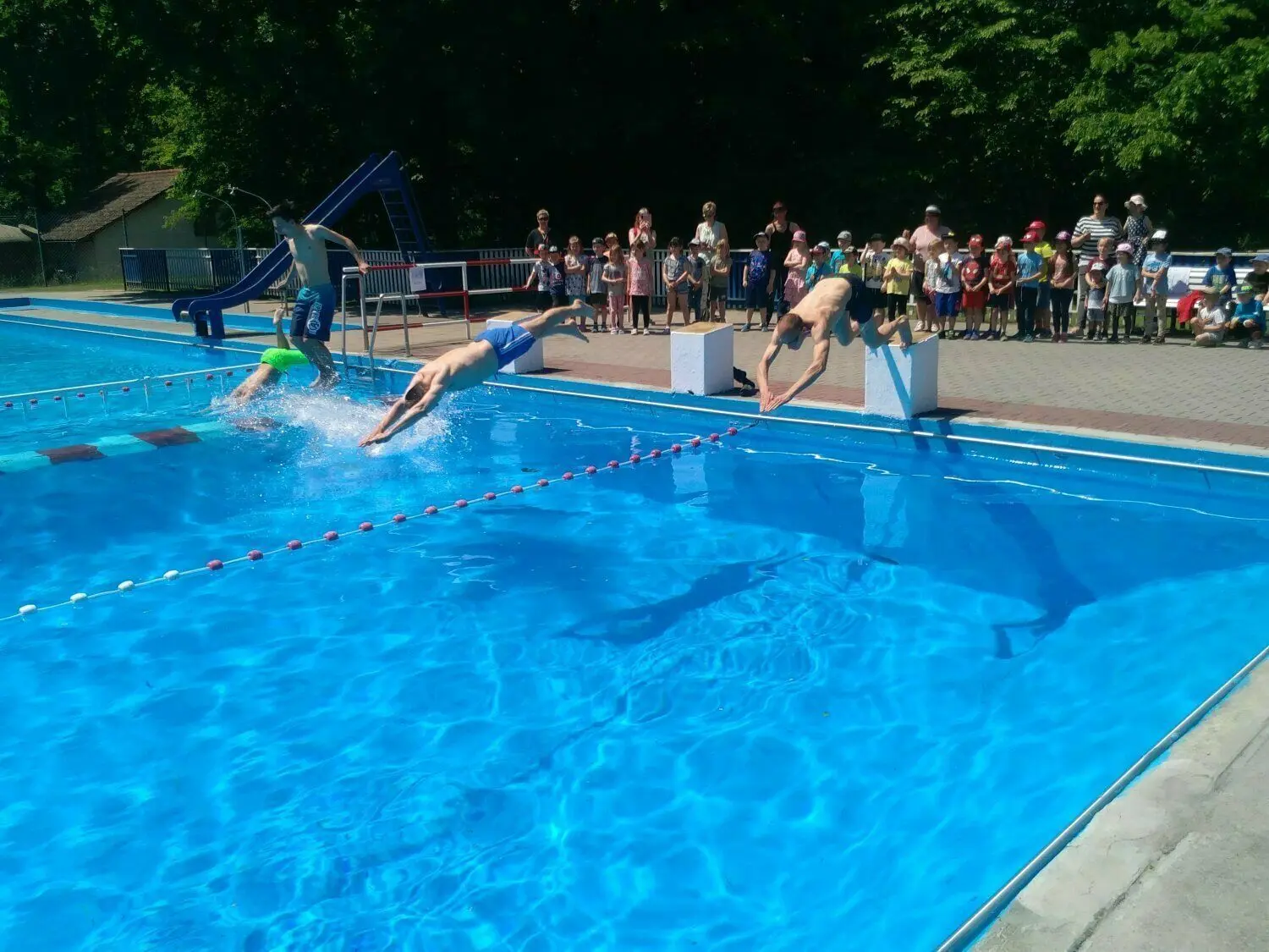 Bald kann wieder angebadet werden in den Freibädern zwischen Vetschau (Foto) und Calau. Legendär sind die Anbadetage und der Sprung ins kühle Nass mit dem Vetschauer Bürgermeister (Mitte).