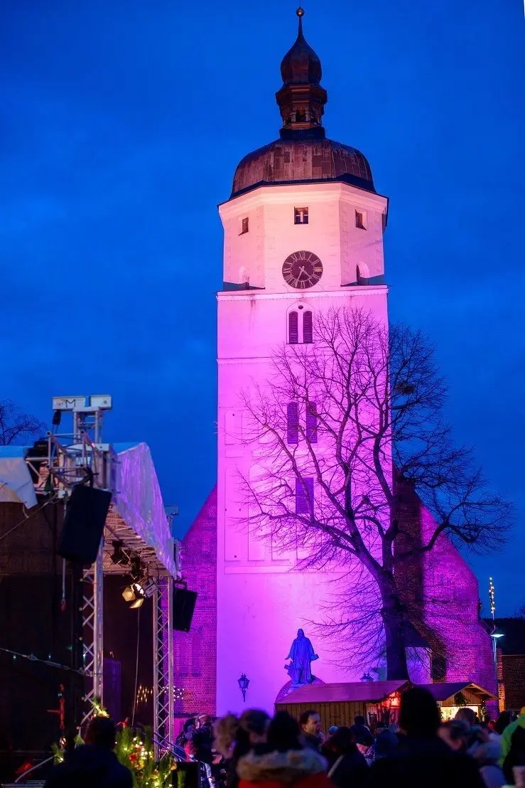 Rund um die winterlich-weihnachtlich beleuchtete Paul-Gerhardt-Kirche findet am kommenden Wochenende der Lübbener Adventsmarkt statt.