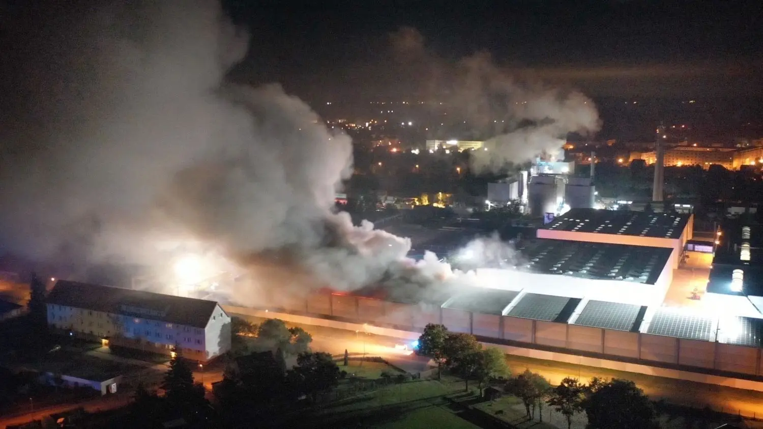Großbrand bei Kunststoffplattenhersteller in Elsterwerda - Ein Großbrand bei der Firma BOSIG Baukunststoffe in Elsterwerda-Biehla hat in der Nacht zum Sonntag, 17. Oktober, die Wehren im Elbe- Elster-Kreis in Atem gehalten.
