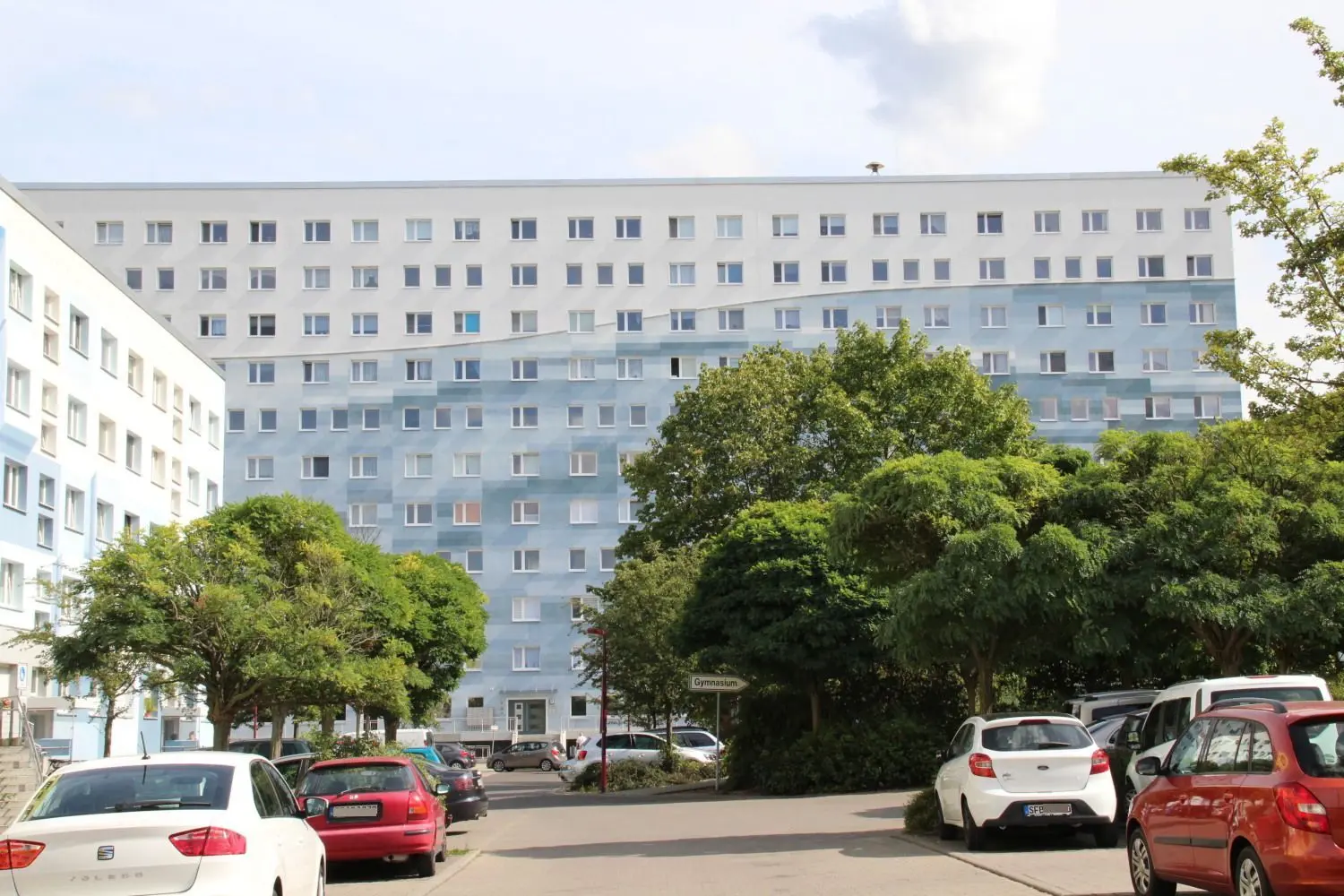 Das Hochhaus am Seeufer in Senftenberg ist nach der hochwertigen Sanierung durch die KWG zum Wahrzeichen geworden.