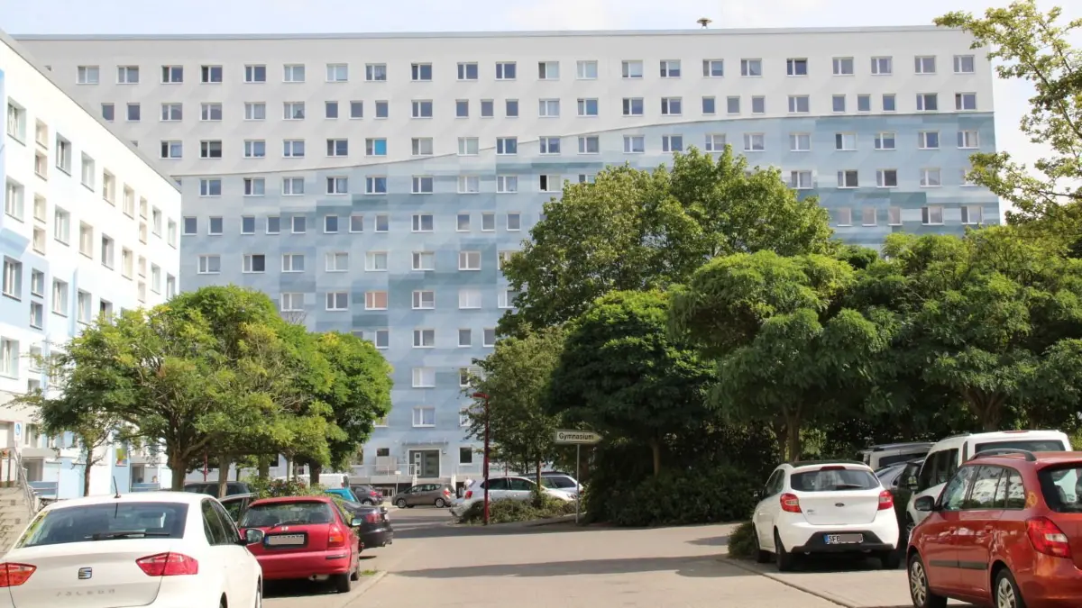 Das Hochhaus am Seeufer in Senftenberg ist nach der hochwertigen Sanierung durch die KWG zum Wahrzeichen geworden.
Das Hochhaus am Seeufer in Senftenberg ist nach der hochwertigen Sanierung durch die KWG zum Wahrzeichen geworden.