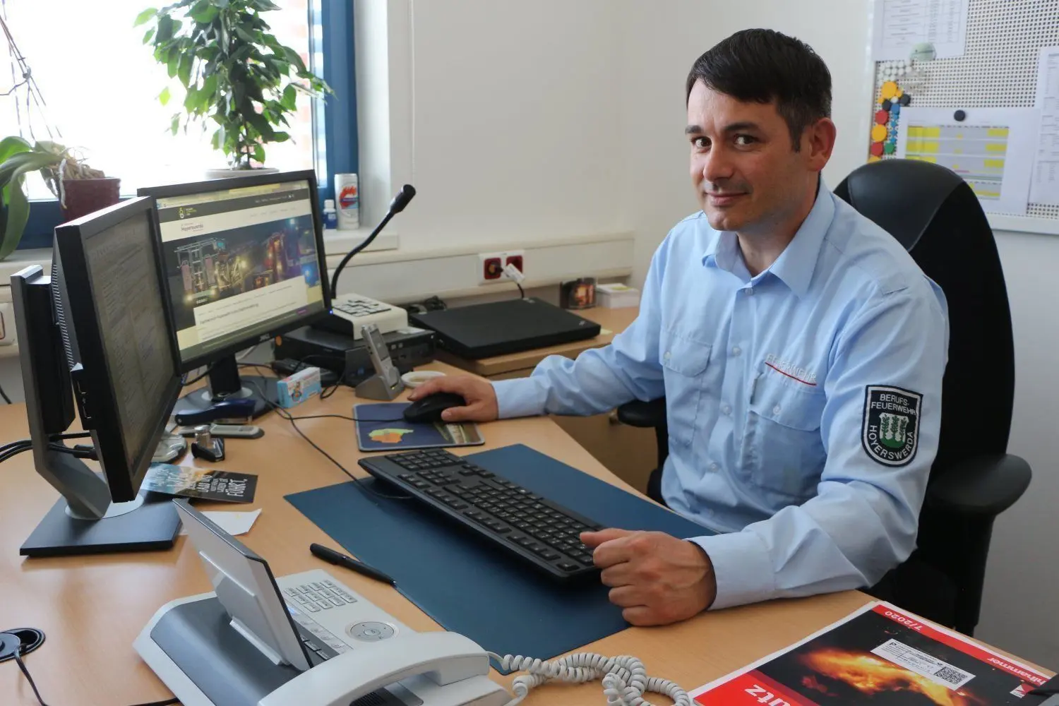 Hoyerswerdas Feuerwehr-Chef Benny Bastisch (42) lenkt vom Schreibtisch aus die Umsetzung seiner Visionen.