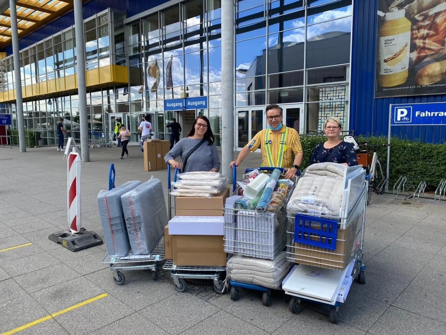 Kita-Leiterin Ines Hübner und Erzieherin Fränze Lübkow holen die Sachspenden bei Ikea in Dresden ab.