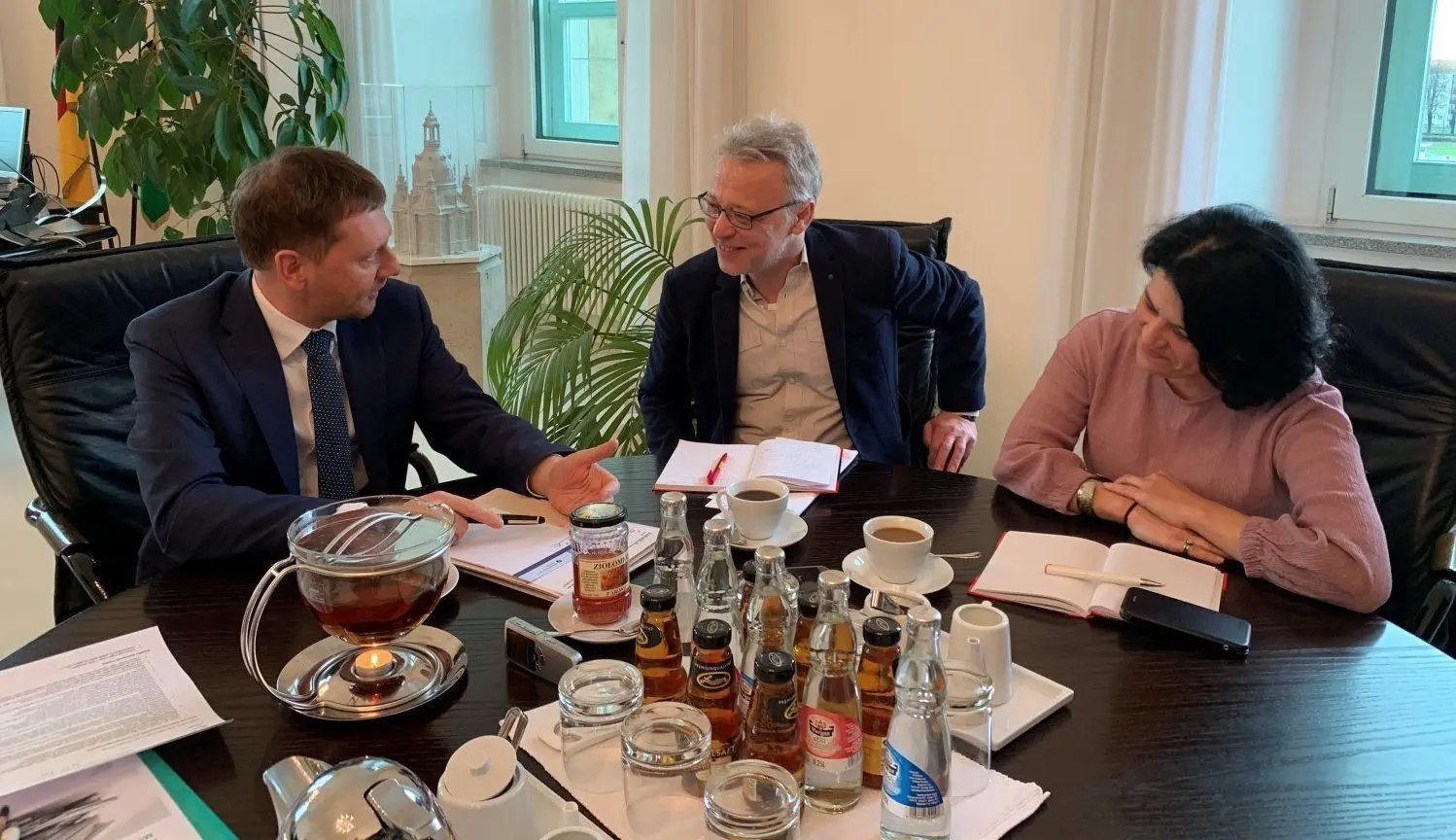 Ministerpräsident Michael Kretschmer (CDU,l.) in in der Dresdener Staatskanzlei  im Gespräch mit den Rundschau-Redakteuren Jan Siegel und Christine Keilholz.
