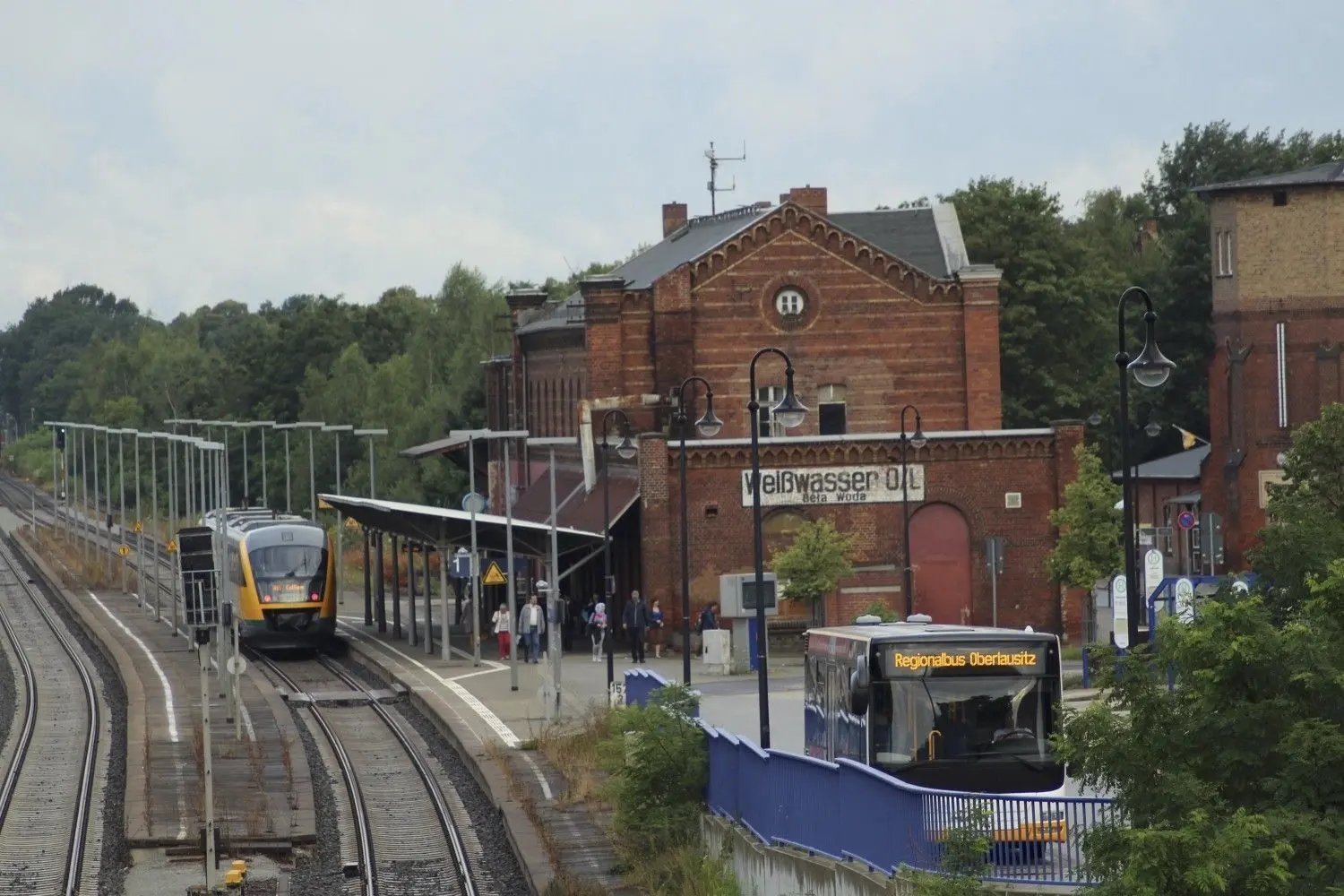 Der Bahnhof in Weißwasser gilt als Eingangstor zur Stadt. Direkt daneben laufen auch alle Buslinien zusammen.