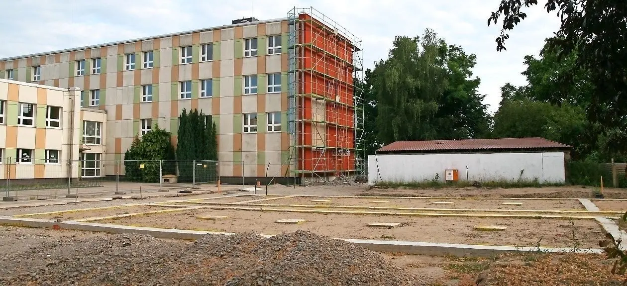Das Streifenfundament an der Jahn-Grundschule in Lübben ist fertig. Ende Juli sollen die Module aufgestellt werden. Für den Ende Juli hat Bürgermeister Lars Kolan das Richtfest angekündigt.