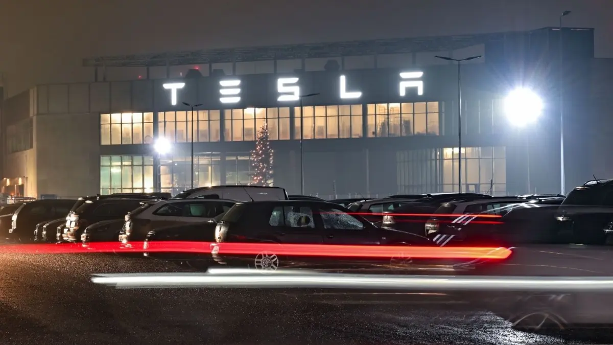 Fahrzeuge vor dem Werk des US-Elektroautobauers Tesla in Grünheide: Ein Verein fordert, dass Tesla nachts das Licht ausschalten sollte.
Fahrzeuge fahren am frühen Morgen auf einem Parkplatz vor dem Werk des US-Elektroautobauers Tesla. Tesla beschäftigt derzeit nach eigenen Angaben mehr als 7000 Mitarbeiter im Werk in Grünheide. Bald sollen es in der Tesla Gigafactory Berlin-Brandenburg schon 12000 Beschäftigte sein. Mit dem geplanten Ausbau würden es dann noch mehr. Tesla will nach eigenen Angaben möglichst viel Verkehr von der Straße auf die Schiene verlegen. Das bisherige Tesla-Gelände umfasst rund 300 Hektar. Neu hinzu kommen jetzt weitere 100 Hektar. +++ dpa-Bildfunk +++