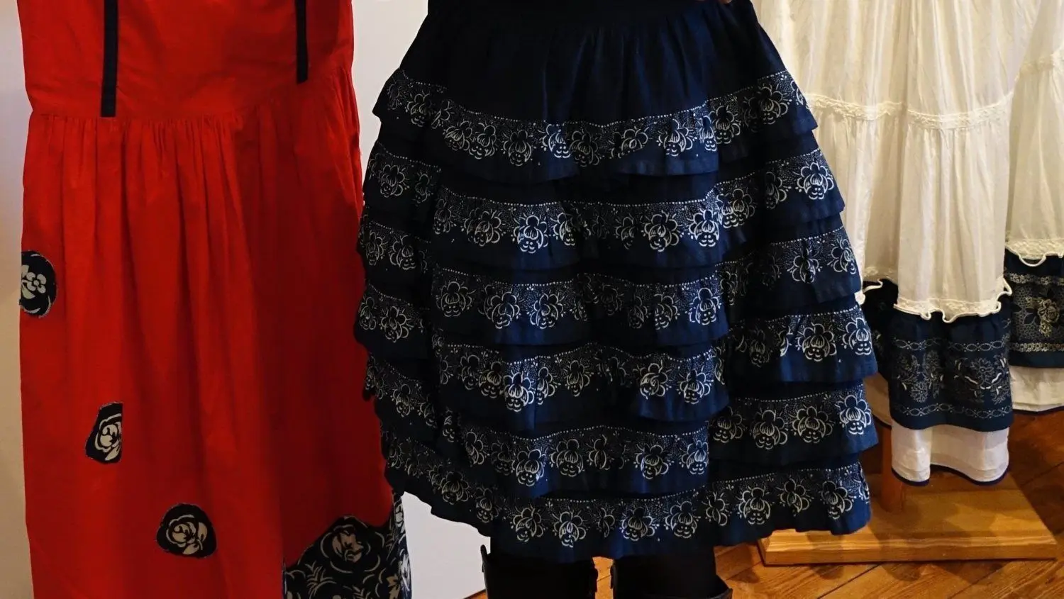 Viele Modelle, die DDR-Volkskünstler entworfen haben, sind auch heute noch tragbar. Das zeigt dieser Blaudruck-Minirock. Sogar ganz moderne Jumpsuits gehören zur Kollektion von Babara Zenker. Zu DDR-Zeiten hießen sie allerdings noch Overall.