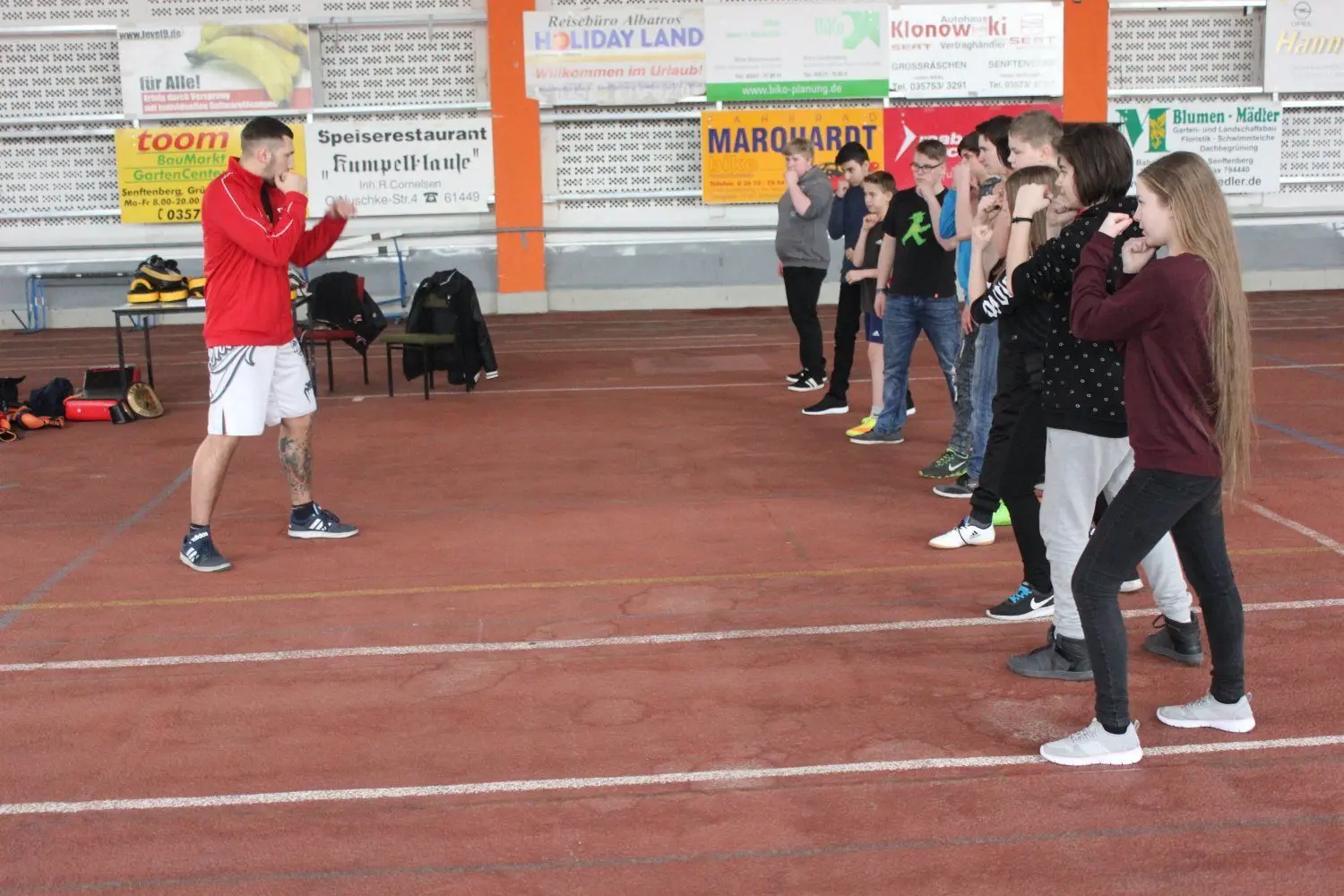 Auch beim Suchtpräventionstag der Stadt Senftenberg gab Stefan Cepa Jugendlichen eine Einführung ins Kickboxen. (Archivfoto)
