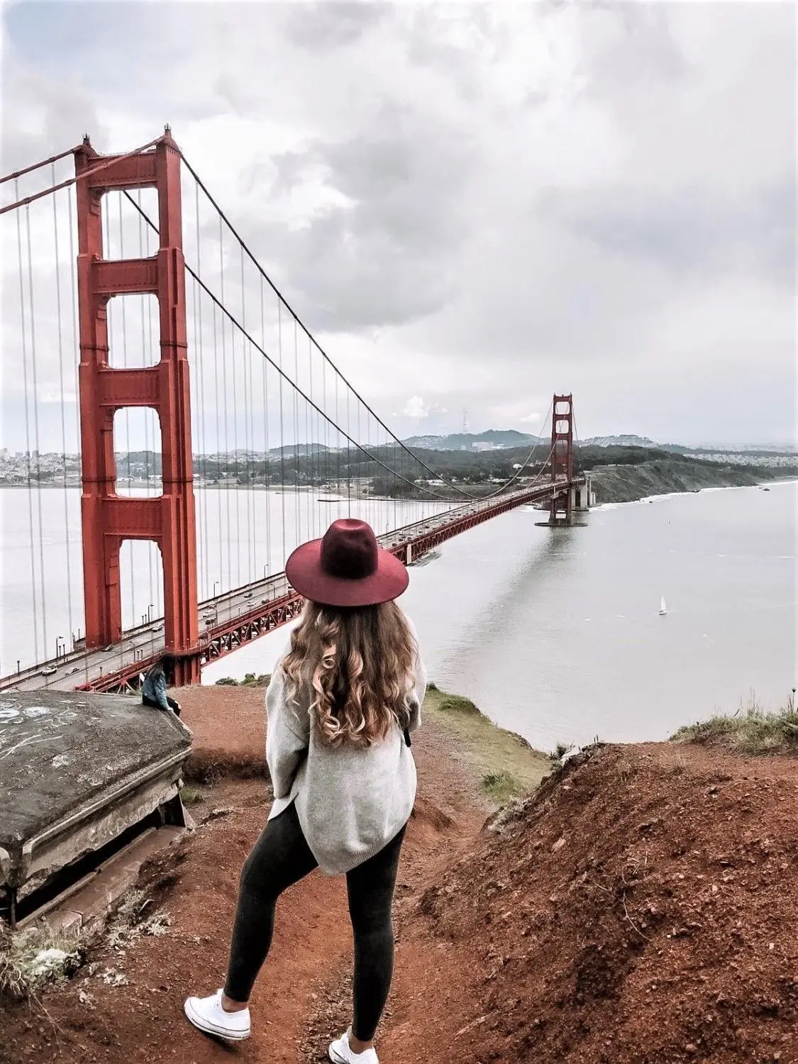 Die junge Gablenzerin schaut auf die imposante Golden Gate Bridge im kalifornischen San Francisco.