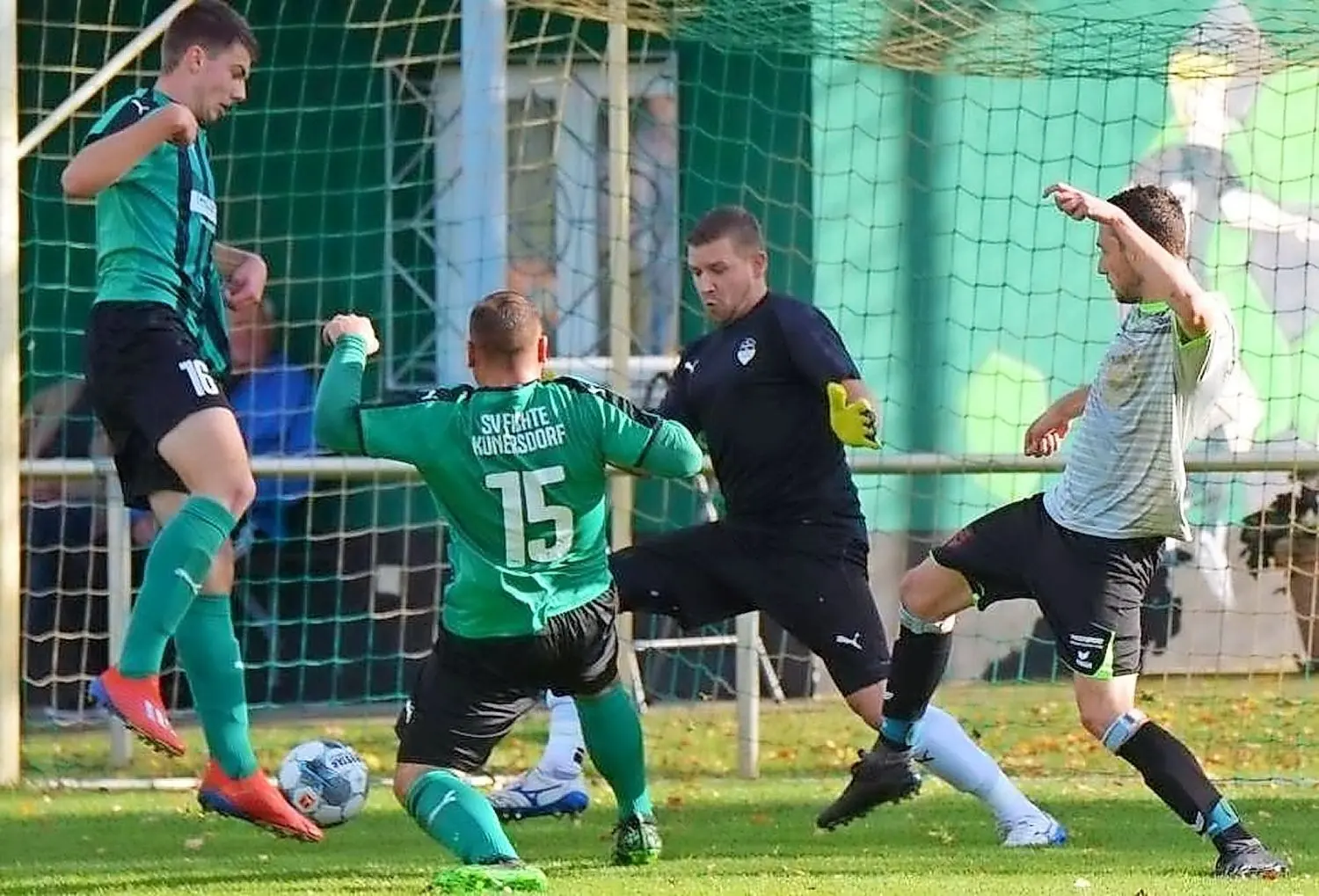 Torhüter Stephan Thamke (M.) und Wacker Ströbitz II haben in dieser Spielzeit noch kein Gegentor zugelassen.