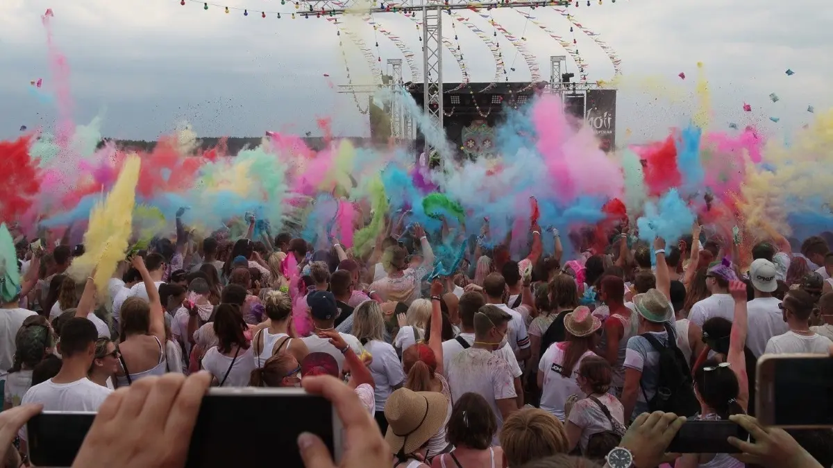 Guben bekommt eine eigene Version des Holi-Festivals. Unter dem Titel Holi Open-Air wird am 15. Juni gefeiert.
6. Holi-Festival am Bärwalder See: Farben und Musik ergeben eine bunte Mischung - beste Partystimmung