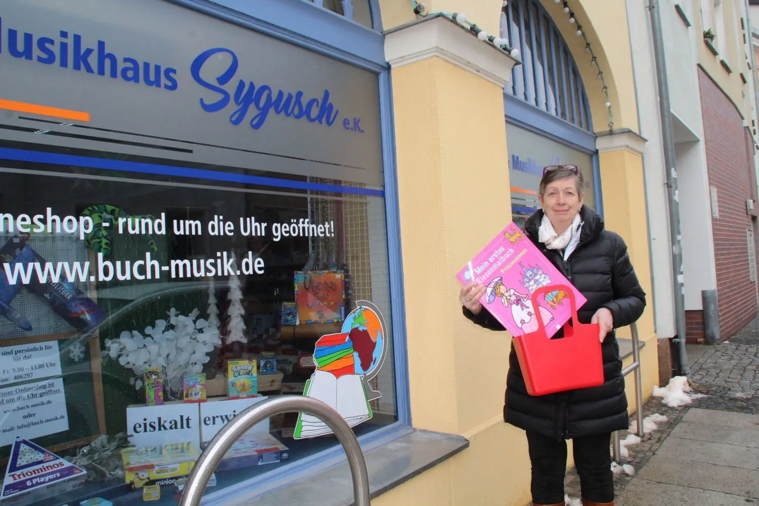 Buchhändlerin Elisabeth Sygusch von der Musik- und Buchhandlung in der Altstadt macht bei "Click & Collect" mit und übergibt vorbestellte Ware. Das ersetzt aber in keiner Weise den geöffneten Laden.
