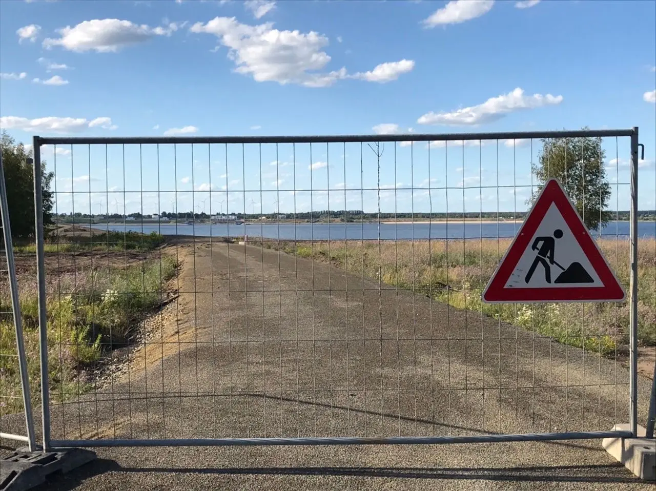 Bis es um den Großräschener See einen durchgehend asphaltierten Radweg geben wird, dürfte noch einige Zeit vergehen. Derzeit erfolgt im Westbereich die Böschungssanierung.