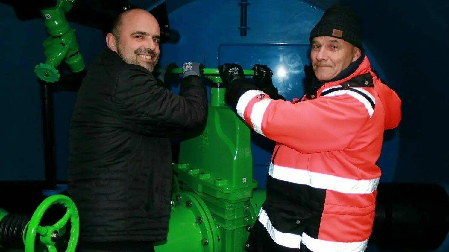 Bürgermeister Jens Richter (l.) und Werkleiter Bert Dörre öffnen den Schieber und nehmen Lübbens neue Abwasserhauptdruckleitung in Betrieb.