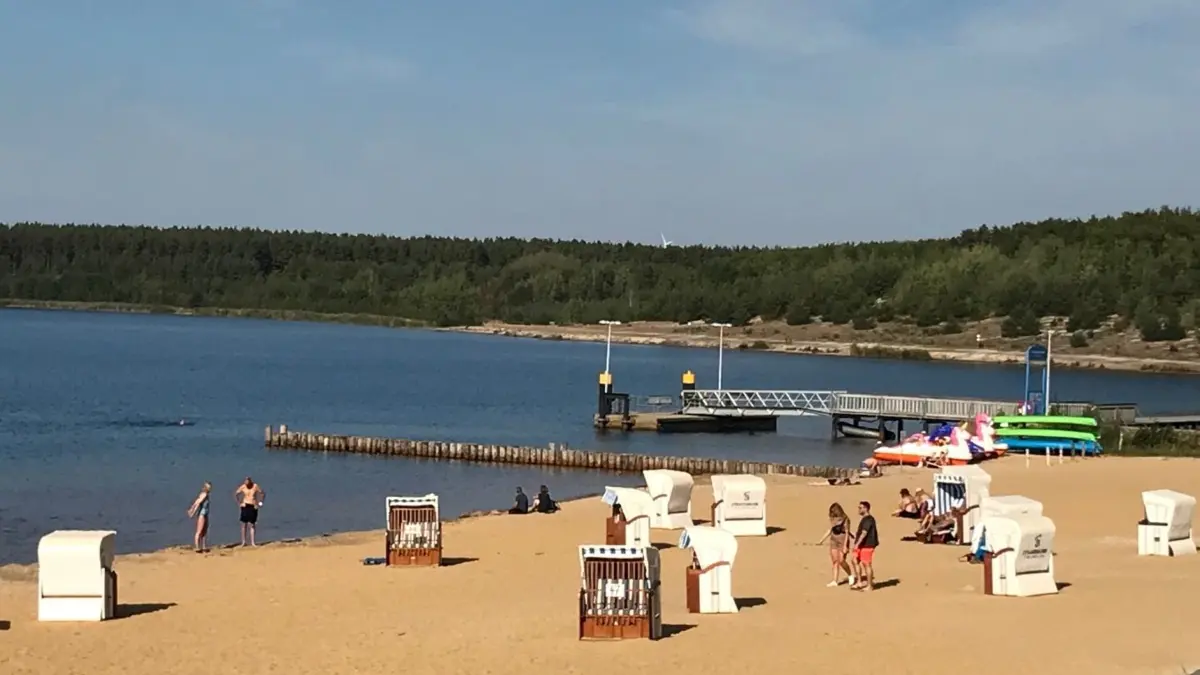Der Geierswalder Badestrand wurde neu gestaltet. In das Vorhaben flossen Mittel aus der Braunkohlensanierung.
Ordentlicher sieht es hingegen am alten Badestrand neben dem Schiffsanleger aus.