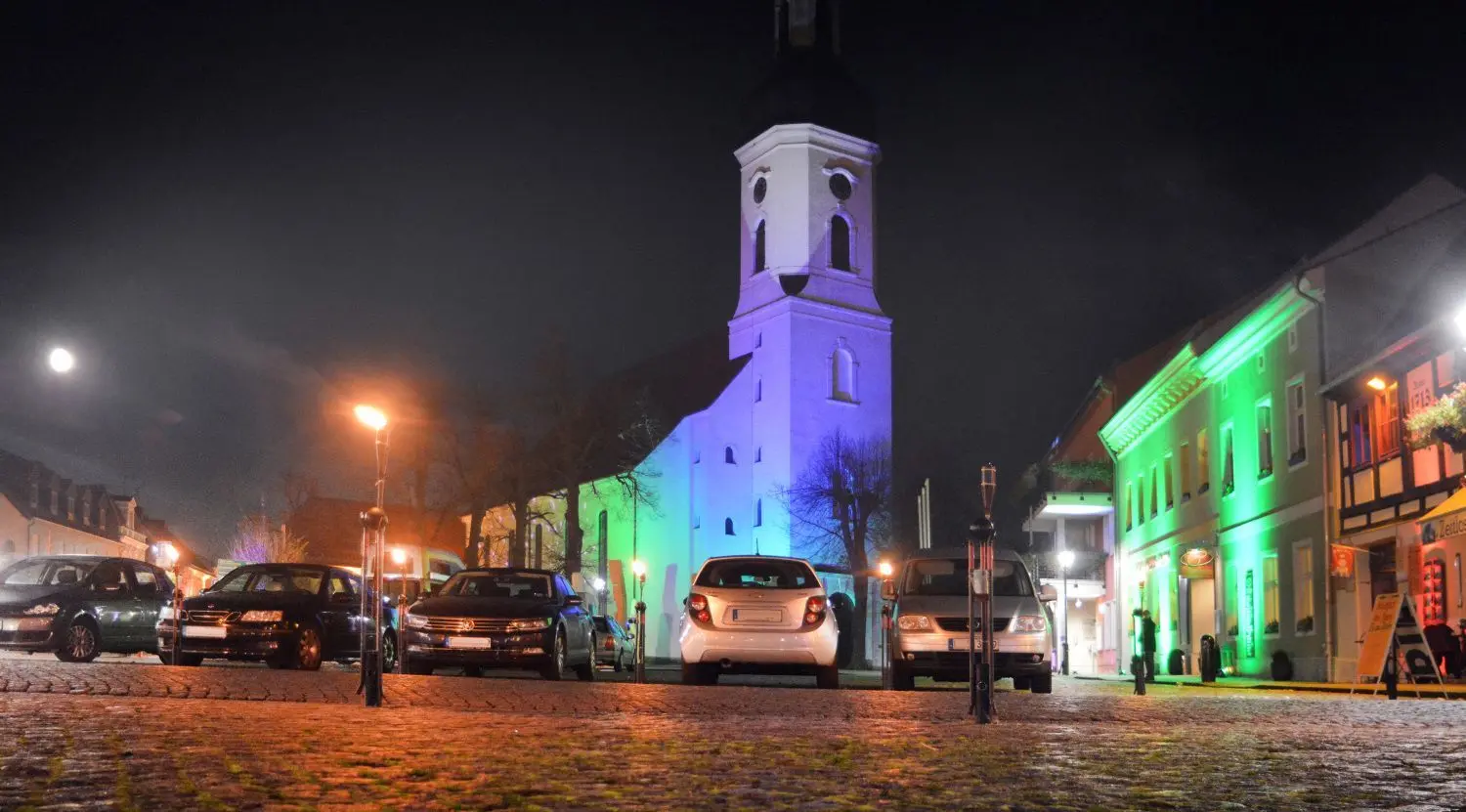 Straßenlaternen, beleuchtete Kirchtürme und Fassaden tragen insbesondere in den Innenstädten (hier Lübbenau) zur Lichtverschmutzung bei.