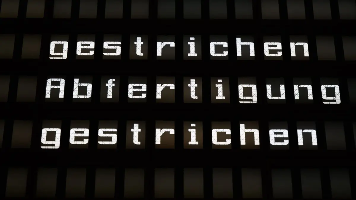 Neben dem ÖPNV ruft Verdi auch am Flughafen BER zum Streik auf.
ARCHIV - 14.03.2022, Niedersachsen, Hannover: Eine Anzeigetafel im Flughafen Hannover informiert über ausgefallene Flugverbindungen. Die Gewerkschaft Verdi hatte im März 2022 Sicherheitskräfte in der Fluggastkontrolle an mehreren deutschen Flughäfen zu ganztägigen Warnstreiks aufgerufen. Nun sollen an den größeren deutschen Flughäfen am Donnerstag (1. Februar 2024) die Luftsicherheitskräfte erneut streiken. Foto: Julian Stratenschulte/dpa +++ dpa-Bildfunk +++
