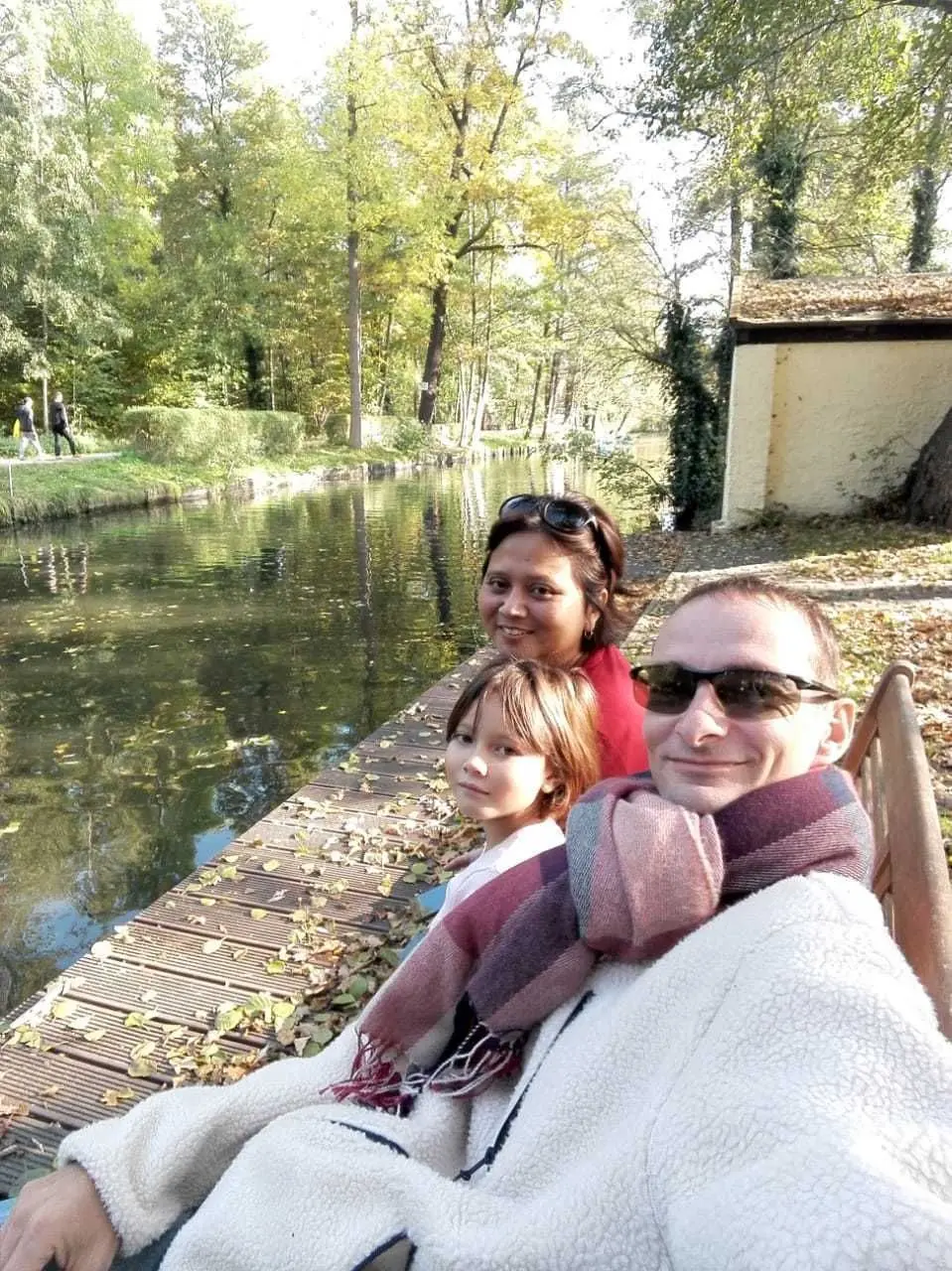Ein lauer Herbsttag am Fließ im Spreewald - die Kömpels akklimatisieren sich nach ihrer Rückkehr in die alte Heimat.