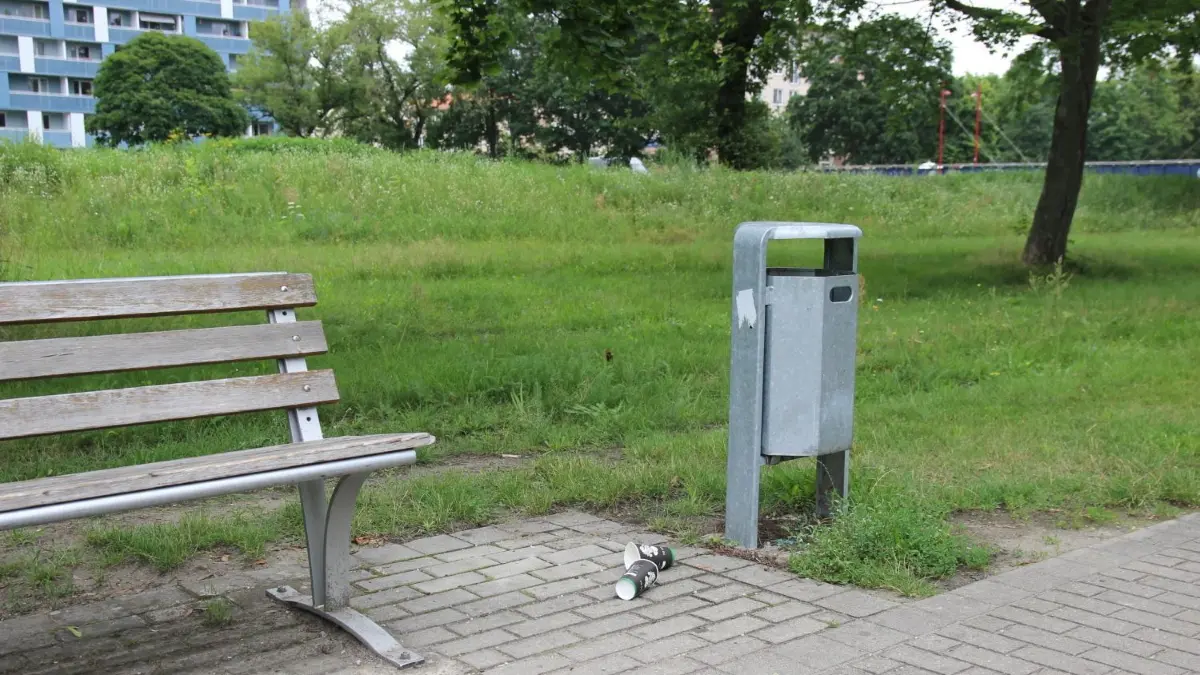 Manchem Gast ist offensichtlich der Weg von der Sitzbank zur Mülltonne zu weit, wie hier an der Strandpromenade unweit des Hochhauses am Senftenberger See zu sehen ist.
Manchem Gast ist offensichtlich der Weg von der Sitzbank zur Mülltonne zu weit, wie hier an der Strandpromenade unweit des Hochhauses am Senftenberger See zu sehen ist.