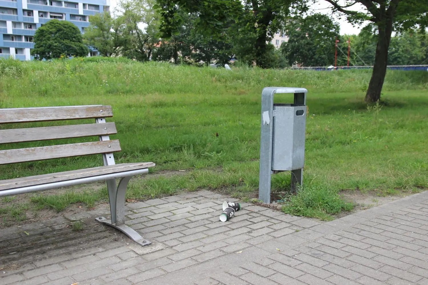 Manchem Gast ist offensichtlich der Weg von der Sitzbank zur Mülltonne zu weit, wie hier an der Strandpromenade unweit des Hochhauses am Senftenberger See zu sehen ist.