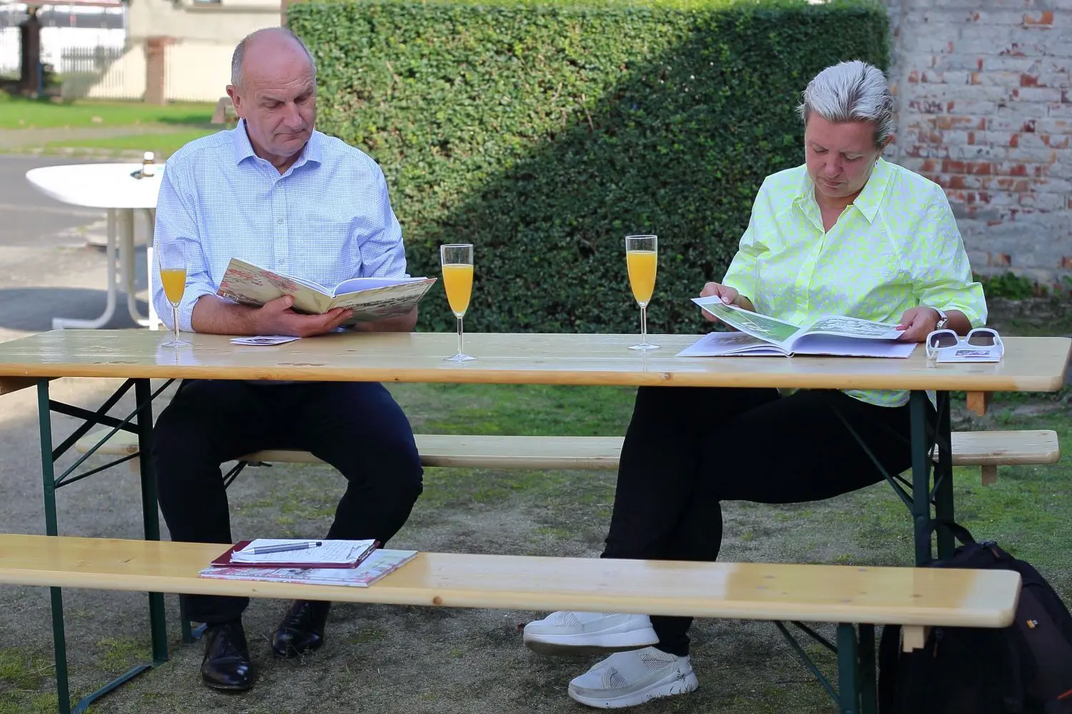 Ministerpräsident Dietmar Woidke (SPD) und die Forster Bürgermeisterin Simone Taubenek blättern aufmerksam in dem Buch des Forster Heimatforschers Reinhard Natusch.