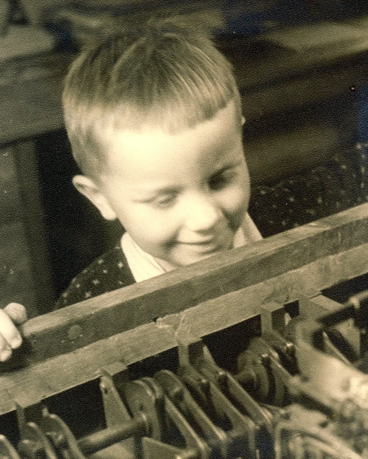 Horst Zuse, Sohn des Computer-Erfinders Konrad Zuse, hat sich schon als Kind für Informatik interessiert. Die Aufnahme aus dem Jahr 1949 zeigt ihn an der Z4.