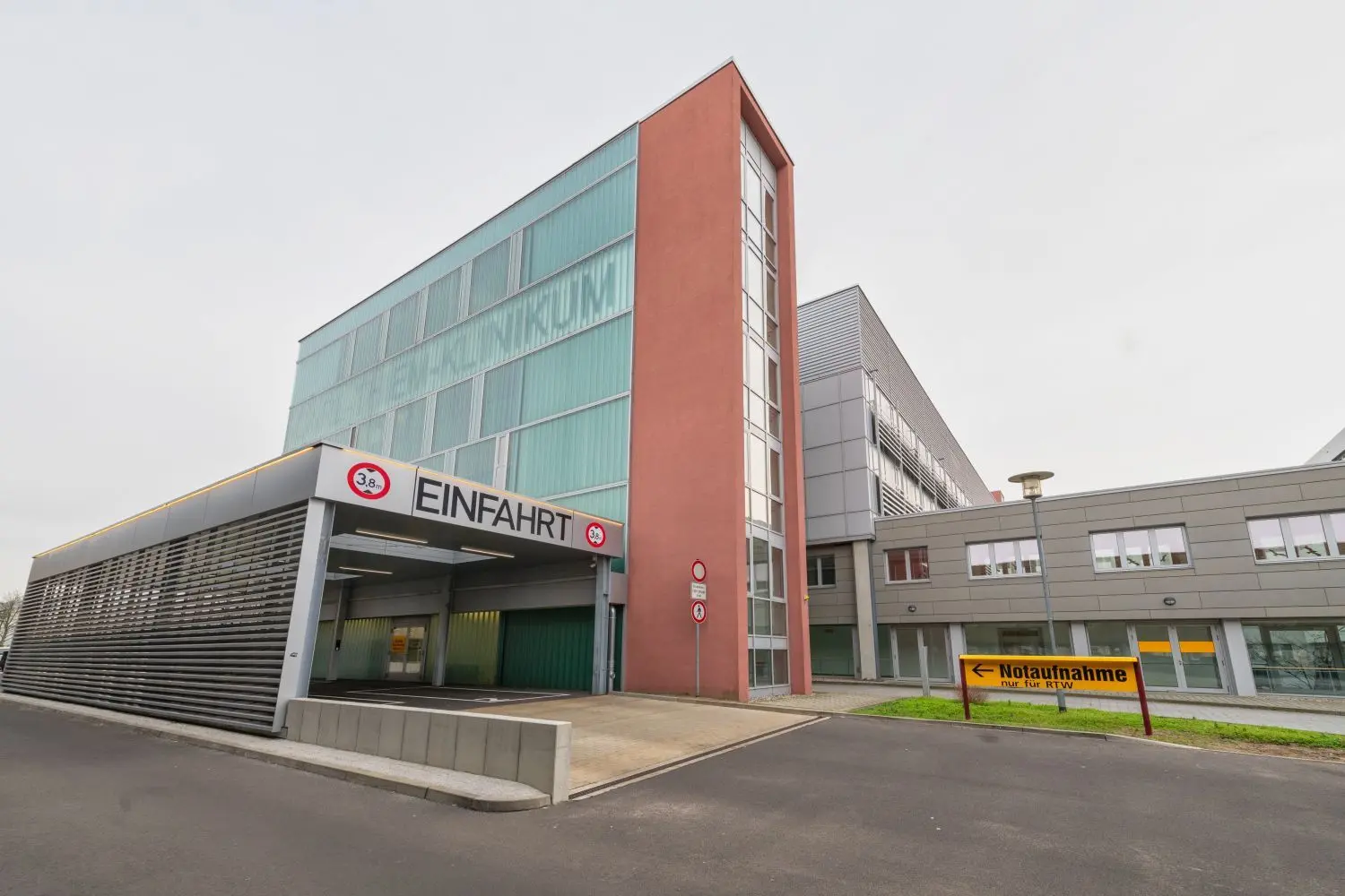 Eine halbe Million Euro hat das Cottbuser Carl-Thiem-Klinikum in die neue, überdachte Liegend-Vorfahrt investiert.