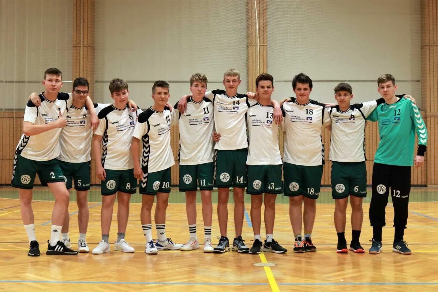 Stehen für die Zukunft des Vereins: die B-Jugend-Mannschaft des SV Chemie, die die Kreismeisterschaft errang.