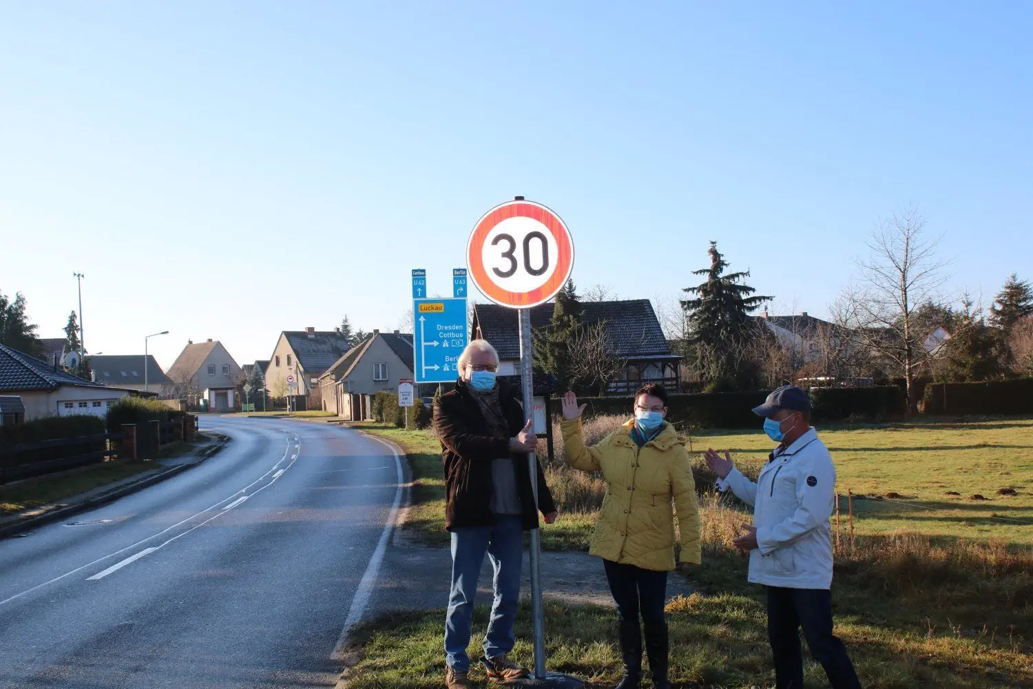 Vertreter der Bürgerinitiative und Roswitha Schier am Tempo-30-Schild in Klein Beuchow.