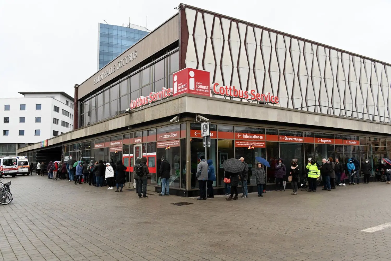 Impfaktion mit langen Warteschlangen im November an der Cottbuser Stadthalle: LWG-Chef Marten Eger hegte die Hoffnung, mit den gesammelten Proben aus der Kläranlage lasse sich die Corona-Inzidenz in Cottbus gewissermaßen in Echtzeit bestimmen.