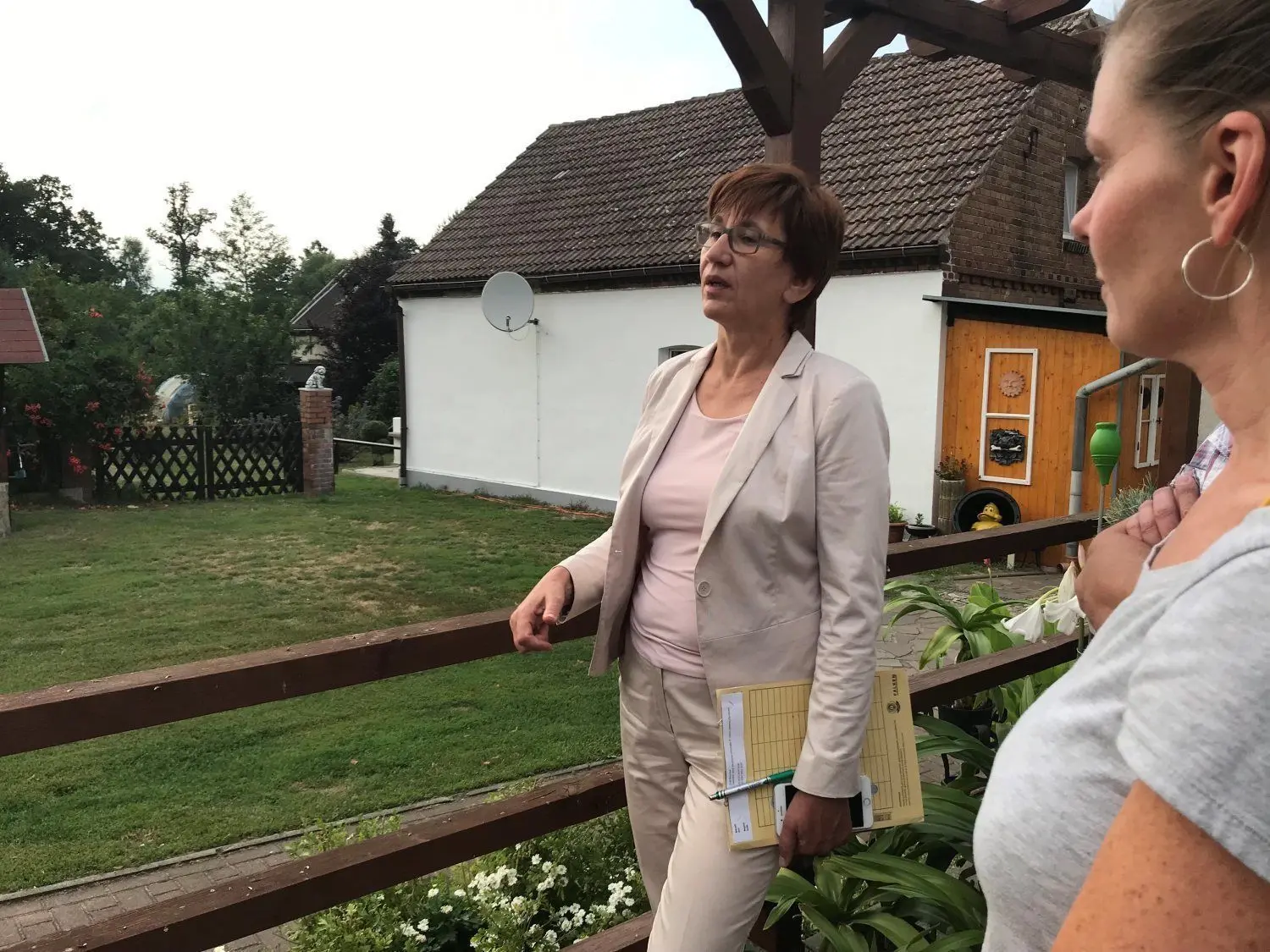 Verkehrsministerin Kathrin Schneider (SPD/l.) informiert sich vor Ort über die Lärmbelastung in Klein Beuchow. Die gestressten Bürger, auch Adina Flasch (r.), bitten um Unterstützung.