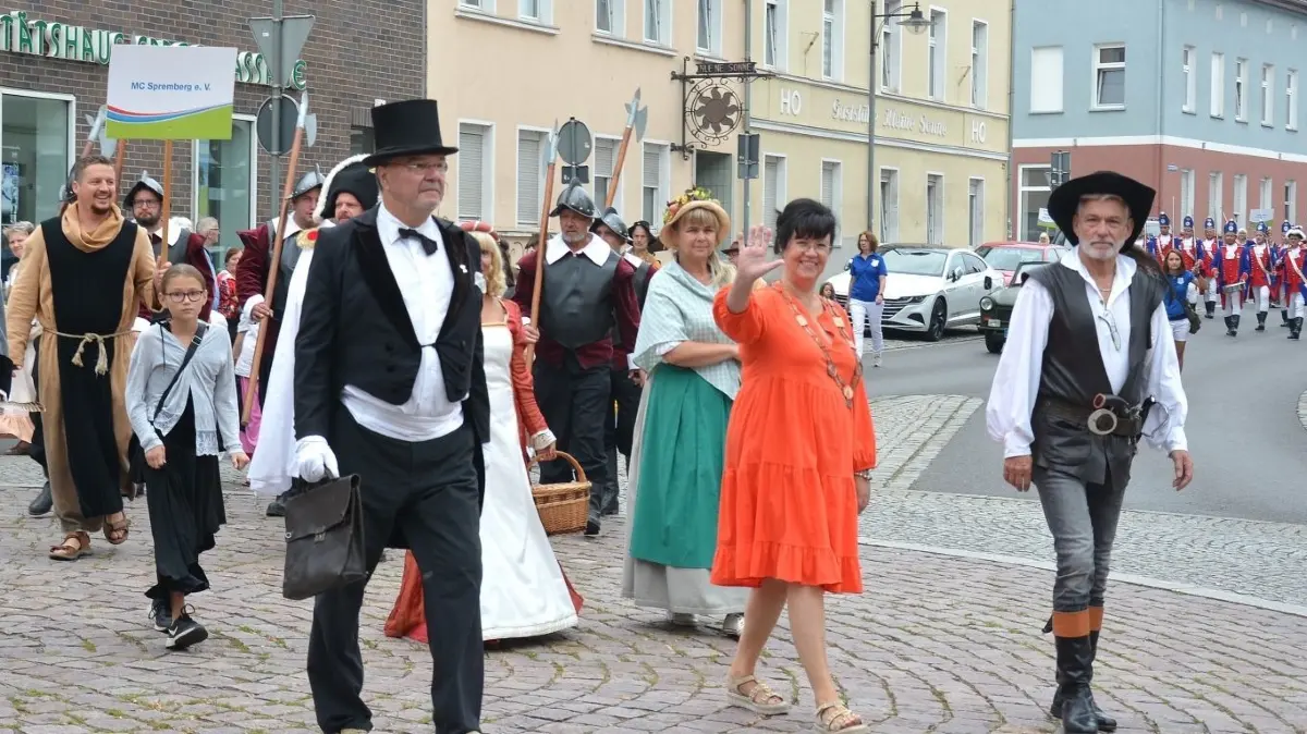 Eingeläutet wird das Spremberger Heimatfest mit einem Umzug durch die Stadt.
Zum Programm des Spremberger Heimatfestes gehört der Umzug durch die Stadt.