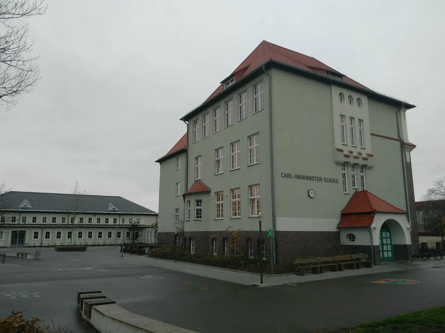 Die Carl-Anwandter-Grundschule in Calau, im Hintergrund die Stadthalle. Diese und weitere Gebäude rücken bei der Suche nach Energieeinsparpotenzialen in den Mittelpunkt.