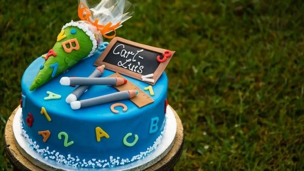 Die Einschulung wird in Brandenburg gerne groß gefeiert. Eine individuell gestaltete Torte wird dabei immer beliebter. Manche Anbieter haben sich auf solche Angebote spezialisiert, wie zum Beispiel die Konditorei Zuckerstübchen aus dem Spreewald.