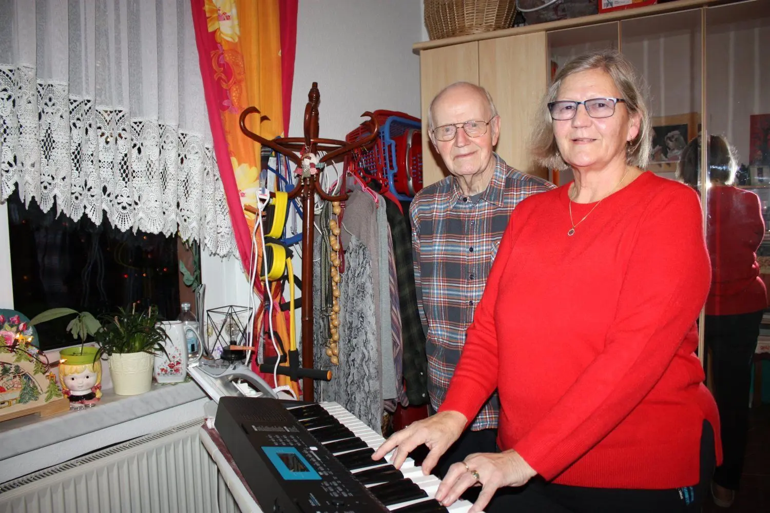 Wenn Beate Schwarz Keyboard spielt, lauscht ihr Mann Helmut andächtig oder spielt auch mal Mundharmonika.