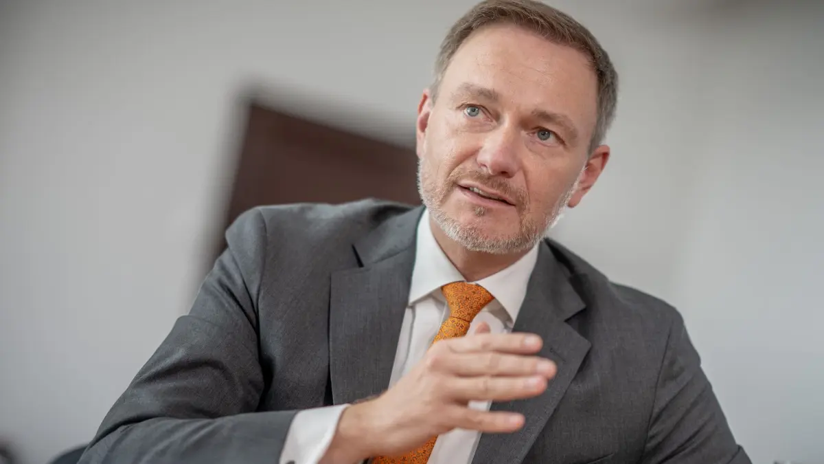 Christian Lindner: ARCHIV - 20.03.2024, Berlin: Christian Lindner (FDP), Bundesminister der Finanzen, aufgenommen bei einem Interview im Bundesfinanzministerium. (zu dpa: «Lindner: Schuldenbremsen-Frage bis zur Bundestagswahl ausklammern») Foto: Michael Kappeler/dpa +++ dpa-Bildfunk +++