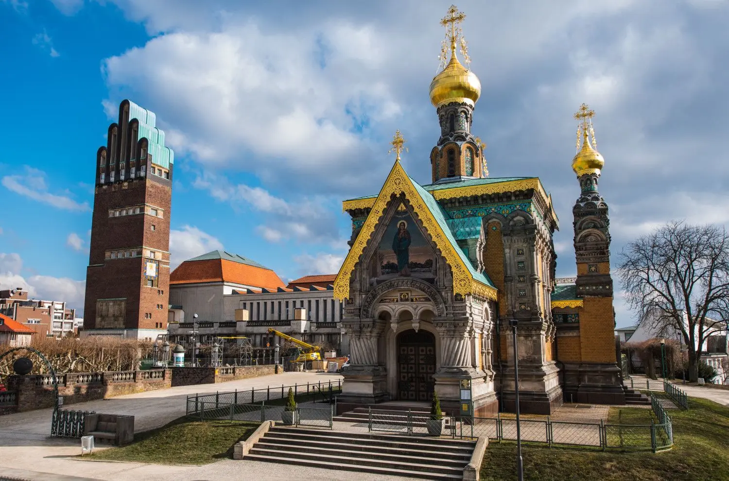 Darmstadt ist ein wirtschaftliches Kraftzentrum. Das Darmstädter Brutto-Inlandsprodukt liegt mit 75 Euro pro Kopf fast dreimal so hoch wie das Cottbuser. Mit der Russischen Kapelle hat Darmstadt sogar eine Anwärterin auf das Unesco-Welterbe.