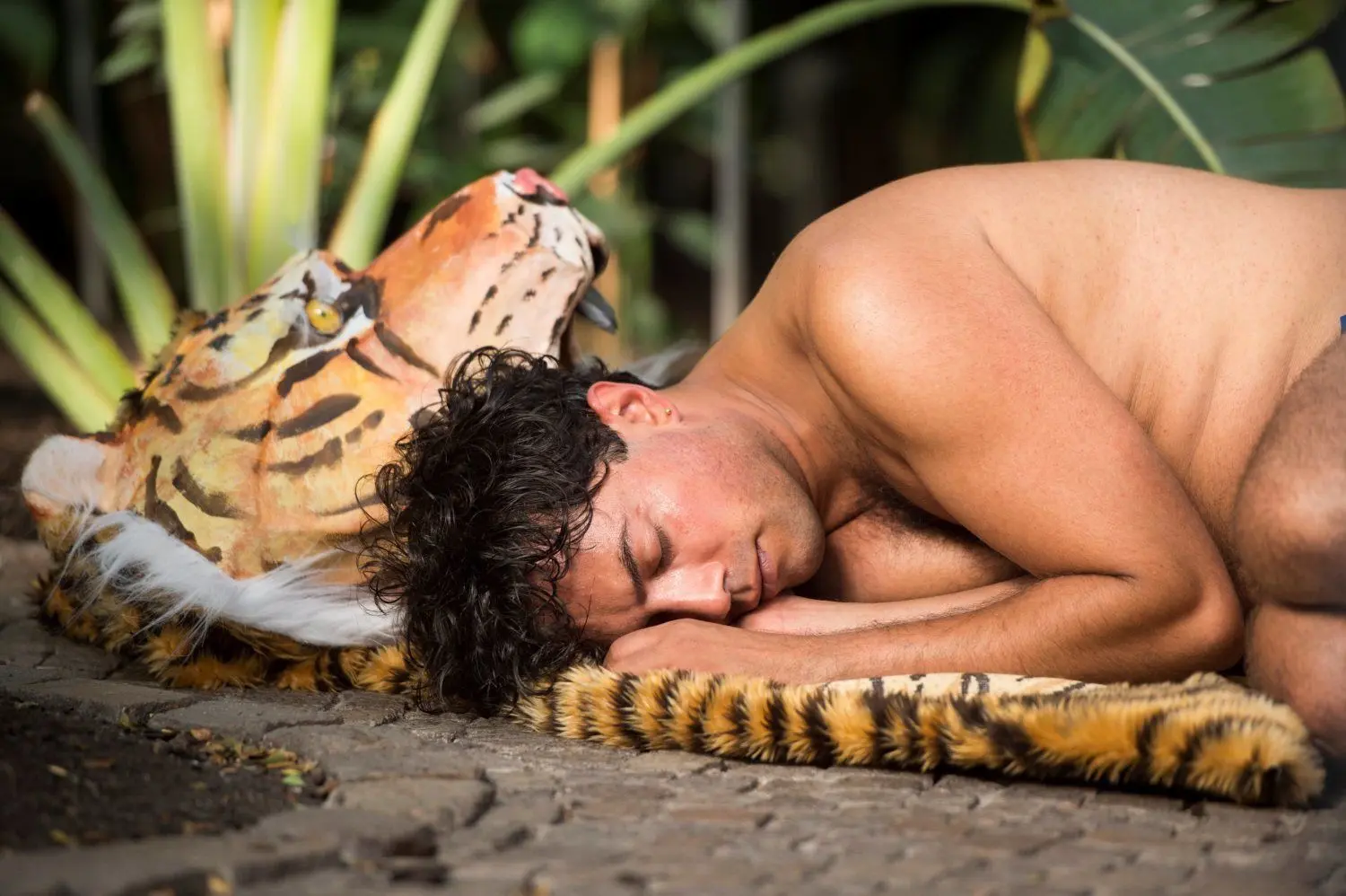 Hier: Schauspieler Bikash Chatterjee in einem Theaterstück im Botanischen Garten in Berlin.