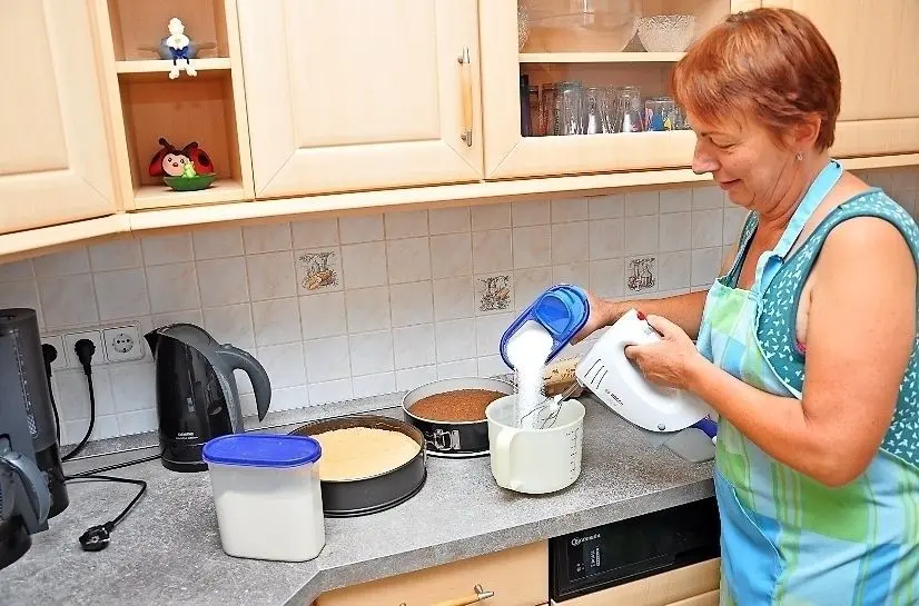 Oma Silvia Richter backt Kuchen. Es ist ein Familienfest wo alle anpacken. „Manchmal schon fast wie eine Hochzeit“, sagt sie und lacht.