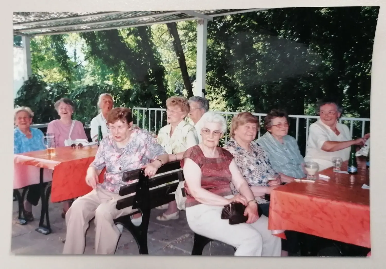Wer das Terrassencafé auf der Schlossruine in Saathain einst besucht hatte, der wird sich gern daran erinnern. Dieses Foto mit dem Lehrerclub Elsterwerda ist im Juli 2006 entstanden.