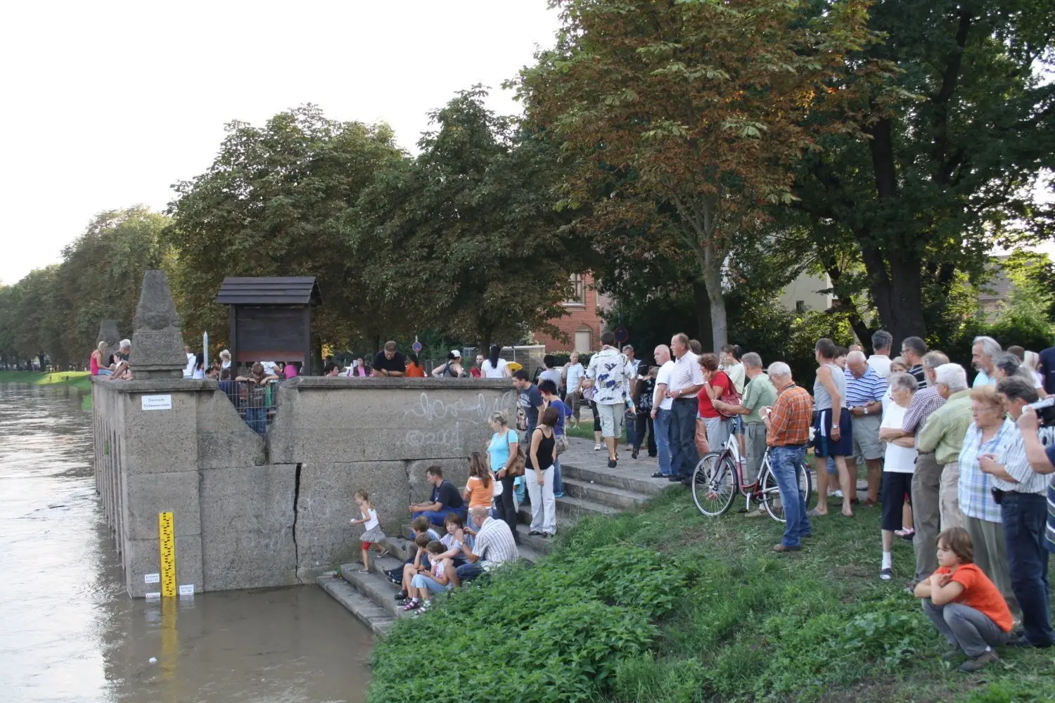 Am Kegeldamm betrachteten die Forster im Jahr 2010 das Hochwasser der Neiße.