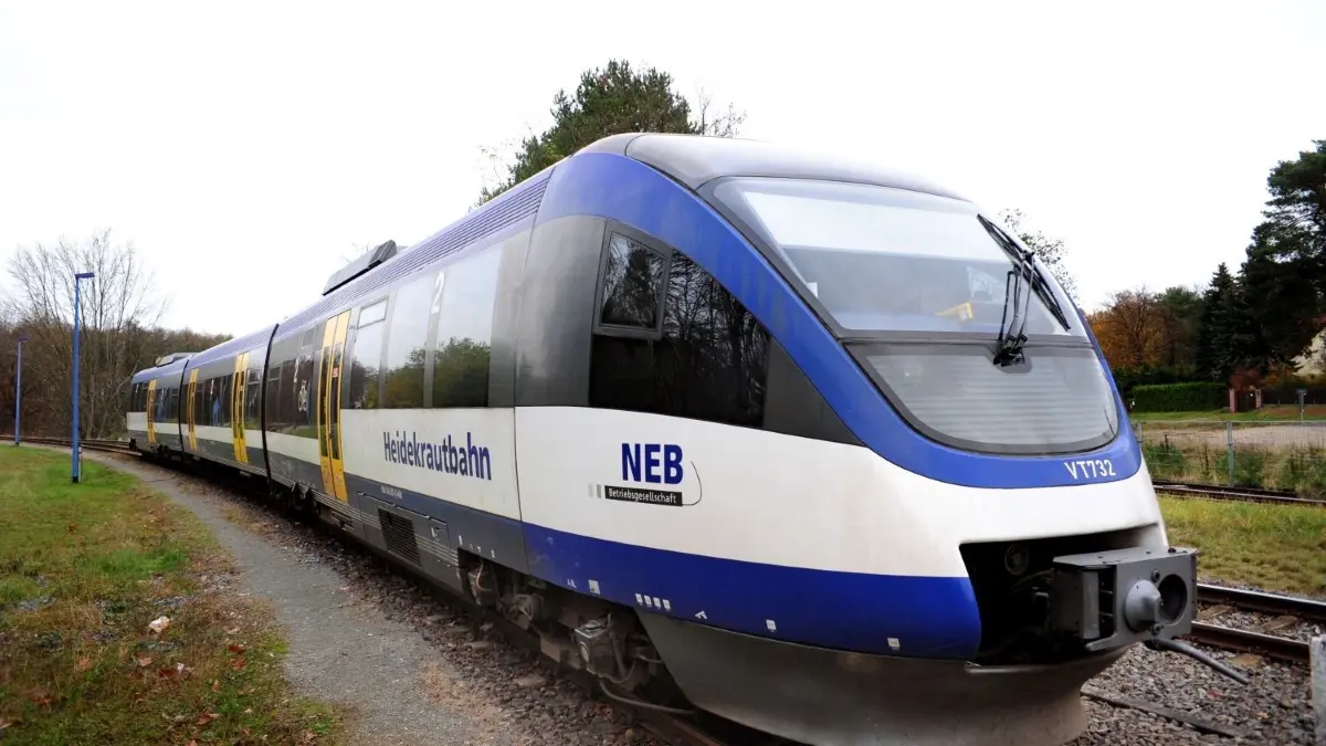 Die Heidekrautbahn fährt zuverlässig von Berlin-Karow Richtung Groß Schönebeck und zurück. Nur die Weichen Richtung Wilhelmsruh auf der Stammstrecke können in absehbarer Zeit nicht gestellt werden.
NEB Bahn vor der Einfahrt nach Basdorf, 17.11.2020