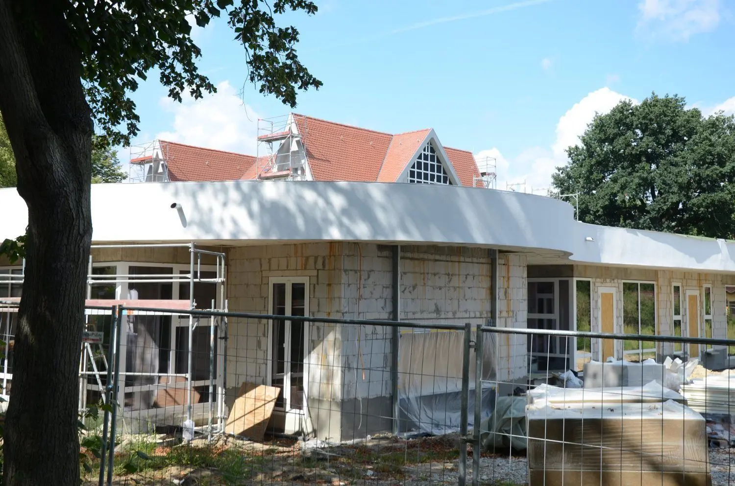 Voran geht es auch mit dem Bau der Kita Storchennest im Ortsteil Boblitz. Im Vordergrund der neue Anbau, hinten ragt der alte Gebäudeteil auf, der saniert und ausgebaut wird.