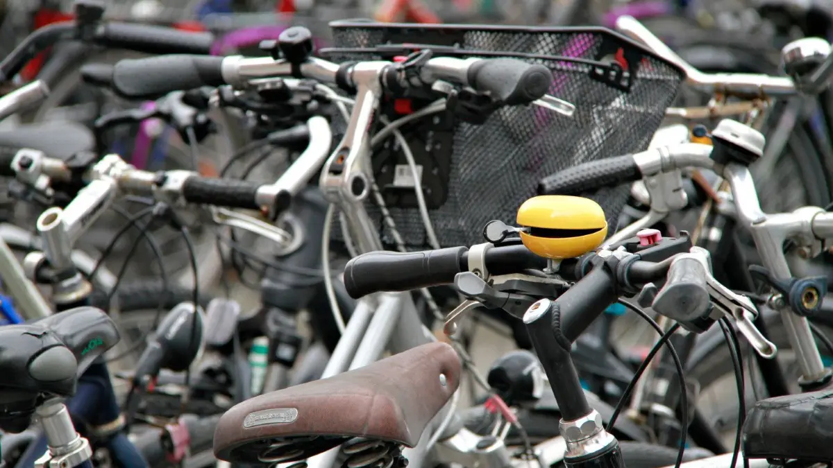 Bei der öffentlichen Versteigerung von Fundrädern kann schon Mal ein Schnäppchen dabei sein.
ARCHIV - 13.02.2014, Bayern, München: Mehrere Fahrräder stehen an Fahrradständern. Verrostete Ketten, platte Reifen, keine Sattel - in Bayerns Städten verstopfen immer mehr Schrotträder die Abstellplätze für Fahrräder. (zu dpa «Immer mehr Schrotträder und herrenlose Radl in Bayerns Städten » vom 24.02.2018) Foto: Rene Ruprecht/dpa +++ dpa-Bildfunk +++