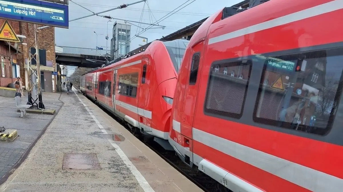 Dieses Bild hat Thomas Schirmer vom Zug noch Leipzig noch gemacht. Der stark Sehbehinderte hatte sich dazu entschlossen, auszusteigen und eine andere Fahrtroute zu wählen, weil es keine Informationen der Deutschen Bahn gab, wie stark die Beeinträchtigungen im Raum Falkenberg sein würden.
Bahnhof Doberlug-Kirchhain