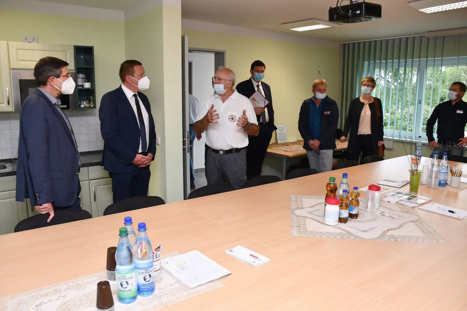 Der Vorsitzende des Ortsvereins Gröden des DRK-Kreisverbandes Bad Liebenwerda, Bernhard Sucher (3.v.l.), zeigt Landrat Christian Heinrich-Jaschinski (2.v.l.) und Innenstaatssekretär Uwe Schüler (l.) sowie weiteren Gästen die neuen Räumlichkeiten im Sozialgebäude.