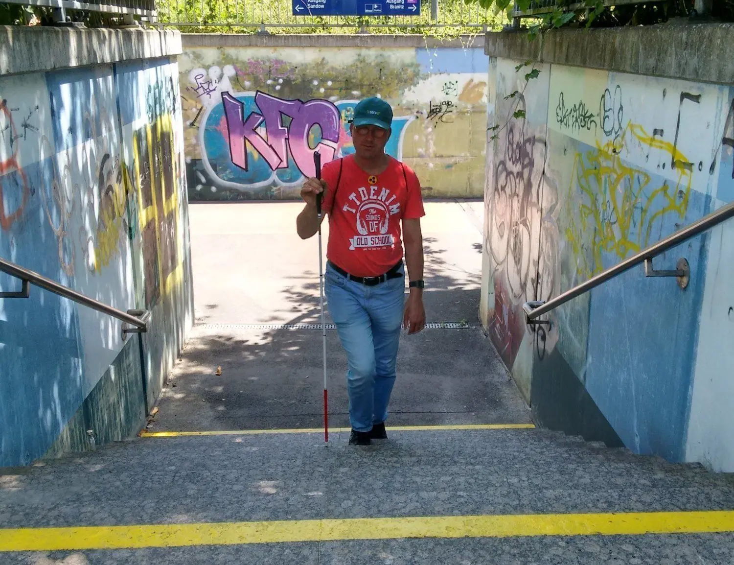 Thomas Schirmer ist viel in Sandow und mit der Bahn unterwegs. Treppen sind kein Hindernis, wenn sie, wie am Sandower Bahnhof, deutlich markiert sind.